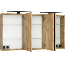 Dreitüriger Spiegelschrank in Eichenoptik mit geöffneten Türen, Glaseinlegeböden, integrierter LED-Beleuchtung und eingebauten Steckdosen.