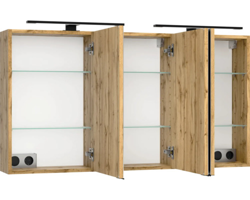 Dreitüriger Spiegelschrank in Eichenoptik mit geöffneten Türen, Glaseinlegeböden, integrierter LED-Beleuchtung und eingebauten Steckdosen.