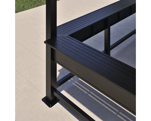 Detailansicht einer schwarzen Pergola mit Sitzbänken