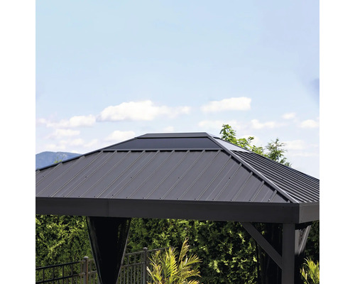 Detailansicht eines Pavillons mit Metalldach