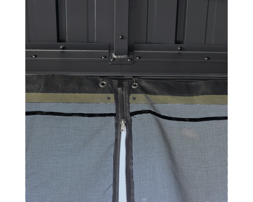 Detailansicht eines Pavillons mit Moskitonetz und Reißverschluss