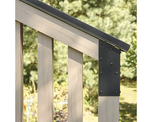 Detailaufnahme einer Holztreppe mit Geländer und Metallverbindungsstücken