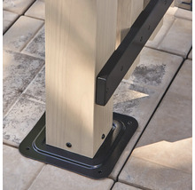 Detailansicht einer Holzpfostenbasis mit Metallbefestigung auf Pflastersteinen