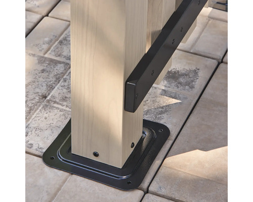 Detailansicht einer Holzpfostenbasis mit Metallbefestigung auf Pflastersteinen