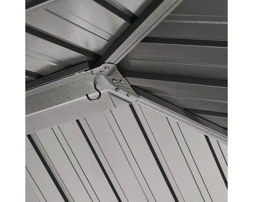 Detailaufnahme vom Dach eines Gerätehauses mit Haken zur Aufbewahrung