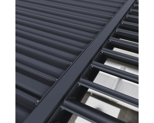 Nahaufnahme einer Pergola-Dachkonstruktion mit Lamellen und Wellblech
