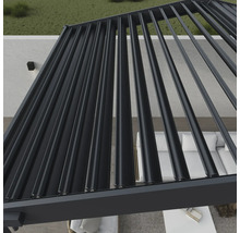 Detailansicht einer Terrassenüberdachung mit Lamellen zur Beschattung