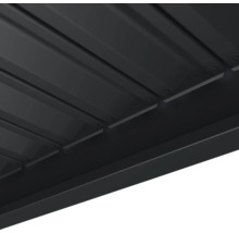 Detailansicht des Dachs einer Überdachung mit Metallpaneelen