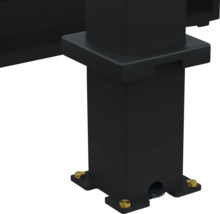 Detailansicht einer schwarzen Metallpfostenbasis mit Schrauben