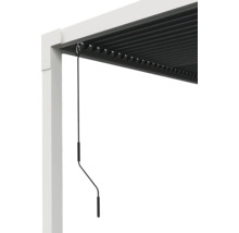Detailansicht einer Lamellenpergola mit Zugstange zur Lamellenverstellung.