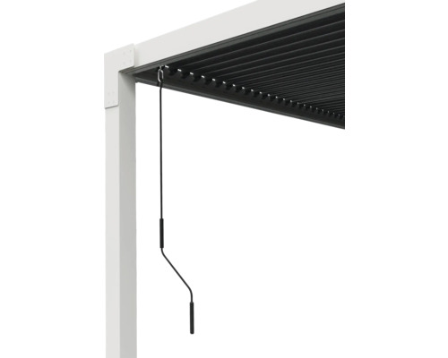 Detailansicht einer Lamellenpergola mit Zugstange zur Lamellenverstellung.