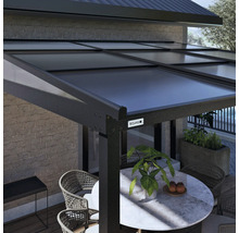 Terrassenüberdachung mit Tisch und Stühlen