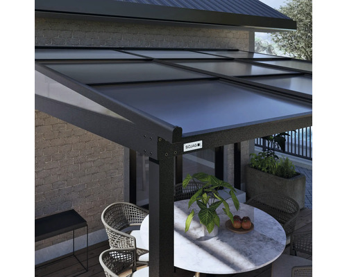 Terrassenüberdachung mit Tisch und Stühlen