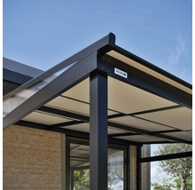 Nahaufnahme einer Terrassenüberdachung mit dunklem Rahmen und heller Decke.