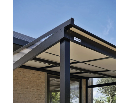 Nahaufnahme einer Terrassenüberdachung mit dunklem Rahmen und heller Decke.