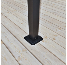 Detailansicht eines Pfostensockels zur Montage auf einer Holzterrasse