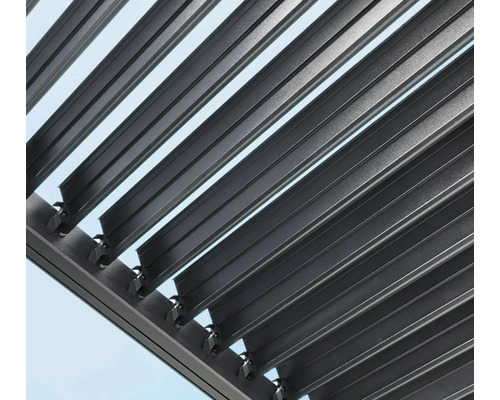 Nahaufnahme einer Lamellenüberdachung aus Aluminium