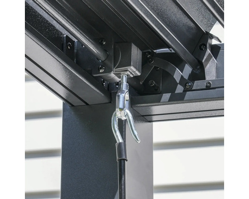 Detailansicht einer Pergola mit Zugseil und Befestigung