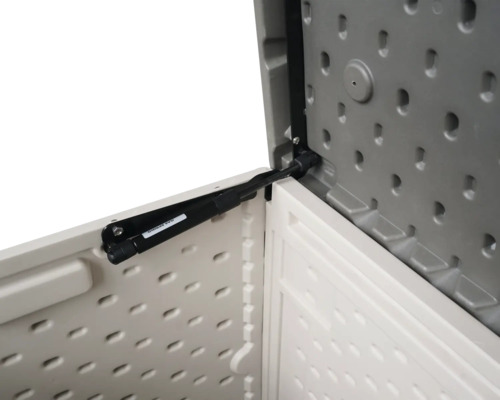 Detailansicht einer geöffneten Gartenbox mit Gasdruckfeder zur Deckelunterstützung.