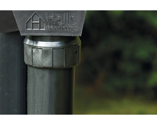 Halls Greenhouses Logo auf einem Gewächshauspfosten