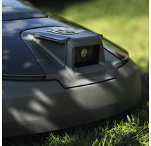 Detailansicht eines Rasenmähroboters mit Kamera und Husqvarna Logo