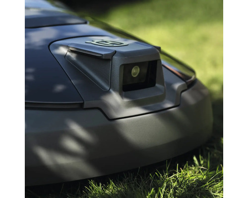 Detailansicht eines Rasenmähroboters mit Kamera und Husqvarna Logo