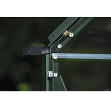 Detailansicht eines Gewächshauses mit Rahmen und Befestigungselementen