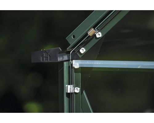 Detailansicht eines Gewächshauses mit Rahmen und Befestigungselementen