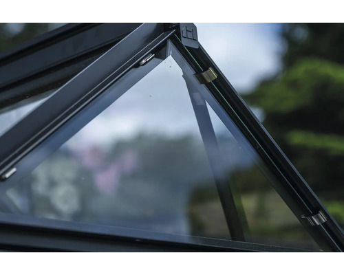 Detailansicht des Daches eines Gewächshauses mit Glasplatten und Rahmen