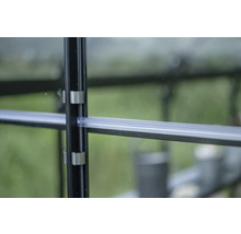 Detailansicht eines Gewächshausrahmens mit Befestigungsclips