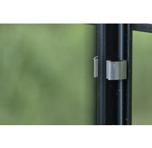 Detailansicht eines Glashalteclips an einem schwarzen Rahmen