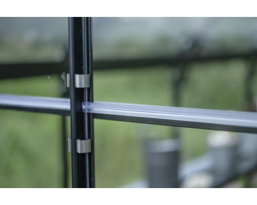 Detailansicht eines Gewächshausrahmens mit Befestigungsclips