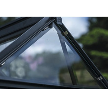 Detailansicht des Daches eines Gewächshauses mit Glasplatten und Rahmen