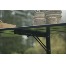 Klapptisch im Gewächshaus mit Pflanzen und Bindfaden