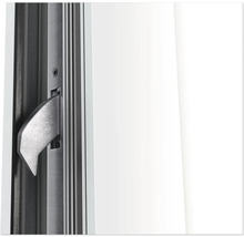 Detailansicht eines Fensterbeschlags mit Griff