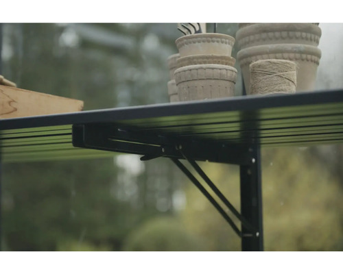 Klapptisch im Gewächshaus mit Pflanzen und Bindfaden