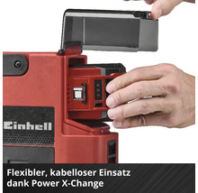 Einhell Power X-Change Akku-Ladegerät im Detail mit Hand beim Einsetzen des Akkus.
