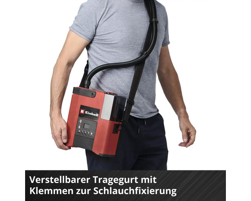 Mann trägt einen Einhell Akku-Nass-Trockensauger mit Tragegurt