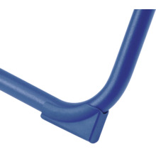 Detailansicht eines blauen Fußes eines Hockers