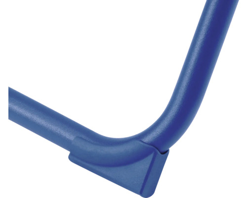 Detailansicht eines blauen Fußes eines Hockers