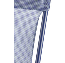 Detailansicht eines Gartenstuhls mit Geflecht und Metallrahmen.