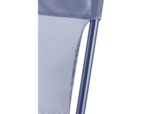 Detailansicht eines Gartenstuhls mit Geflecht und Metallrahmen.