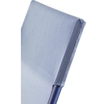 Detailansicht eines blauen Outdoorstuhl-Textilbezugs