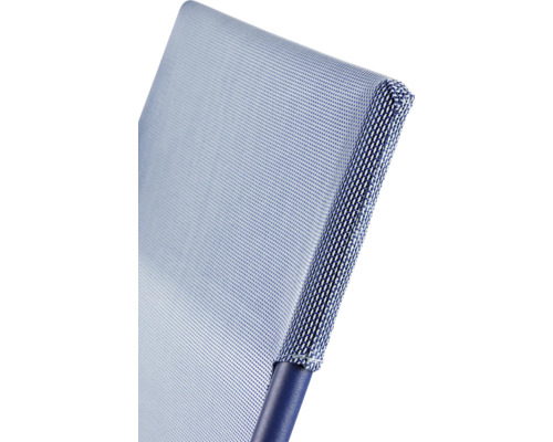 Detailansicht eines blauen Outdoorstuhl-Textilbezugs