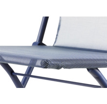 Detailansicht eines Klappstuhls mit gestreiftem Sitzbezug und Netzstoff Rückenlehne