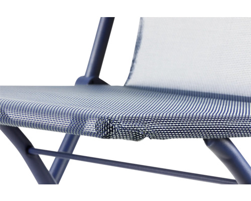 Detailansicht eines Klappstuhls mit gestreiftem Sitzbezug und Netzstoff Rückenlehne