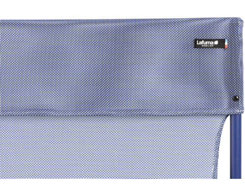 Detailansicht eines blauen Lafuma Gartenmöbelbezugs mit Lafuma Logo