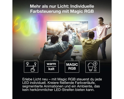 Wohnzimmer mit Fernseher und Magic RGB LED Beleuchtung, Personen schauen Fußball, Lichteffekte, Symbole für Dimmen, Farbtemperatur und Energieeffizienz.