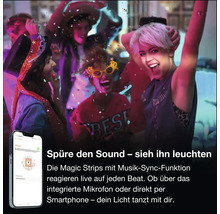 Feiernde Menschen auf einer Party mit Lichteffekten, Smartphone zeigt App Steuerung für LED Streifen mit Musik Synchronisation.