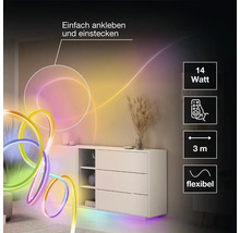 Flexibler LED-Streifen mit 14 Watt und 3 Metern Länge, einfache Klebemontage, inklusive Fernbedienung, Akzentbeleuchtung an einer weißen Kommode.